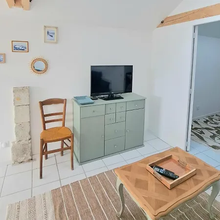 One Bedroom Flat With A View * Les Rosiers