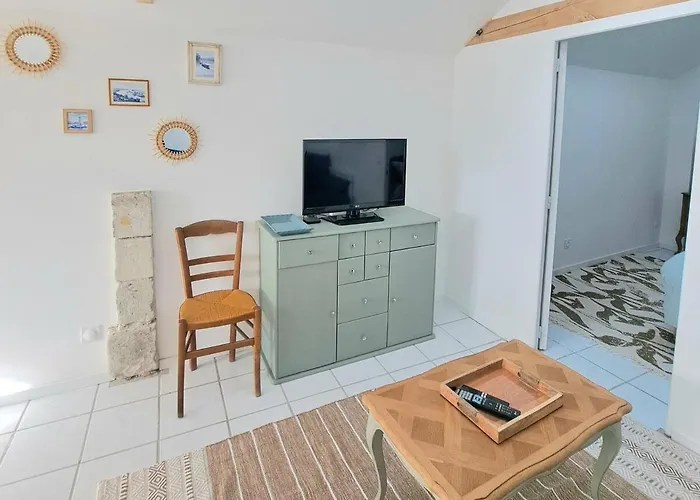 One Bedroom Flat With A View * Les Rosiers